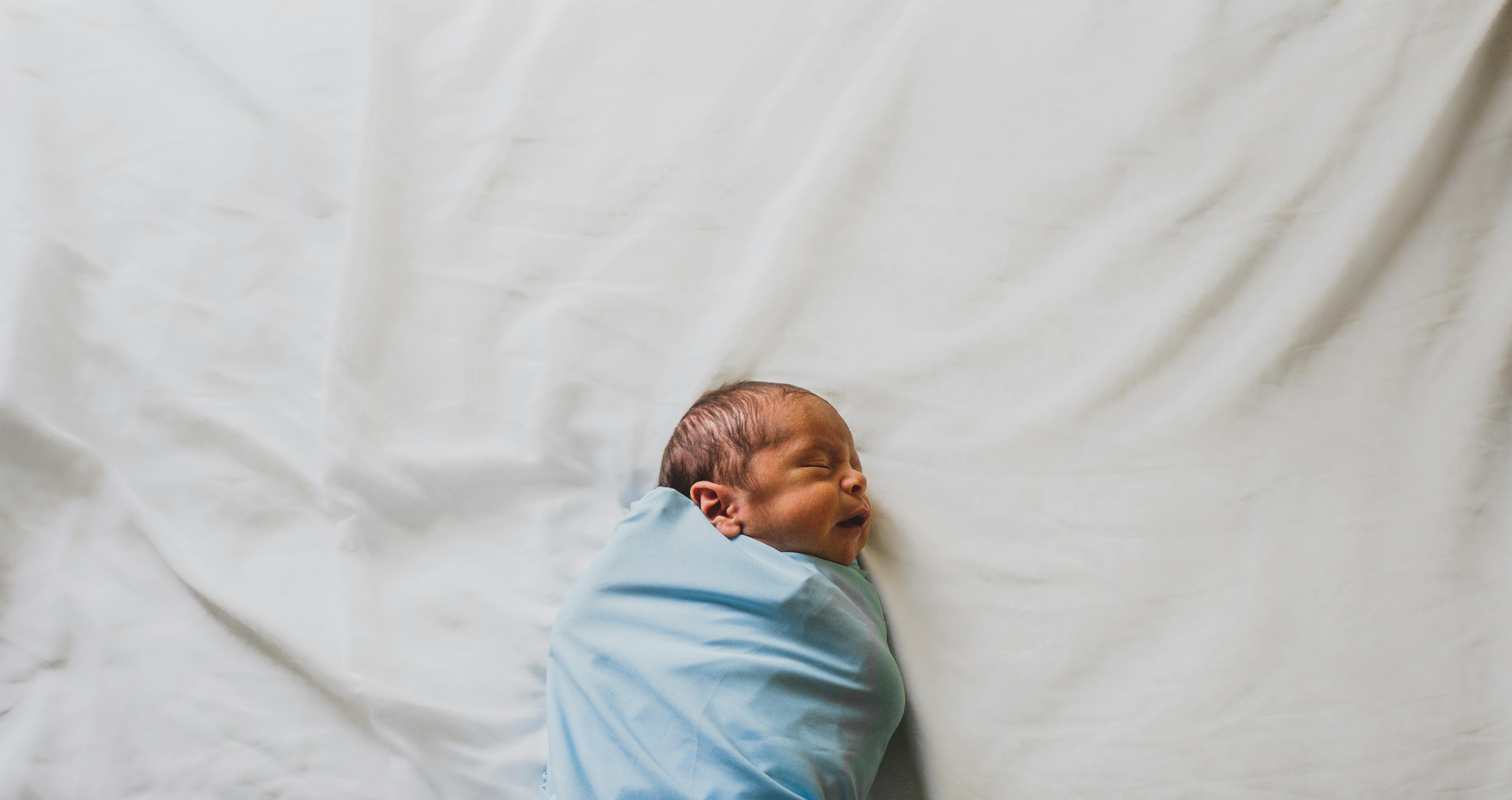 Couverture emmaillotage bébé : sécurité et douceur garanties