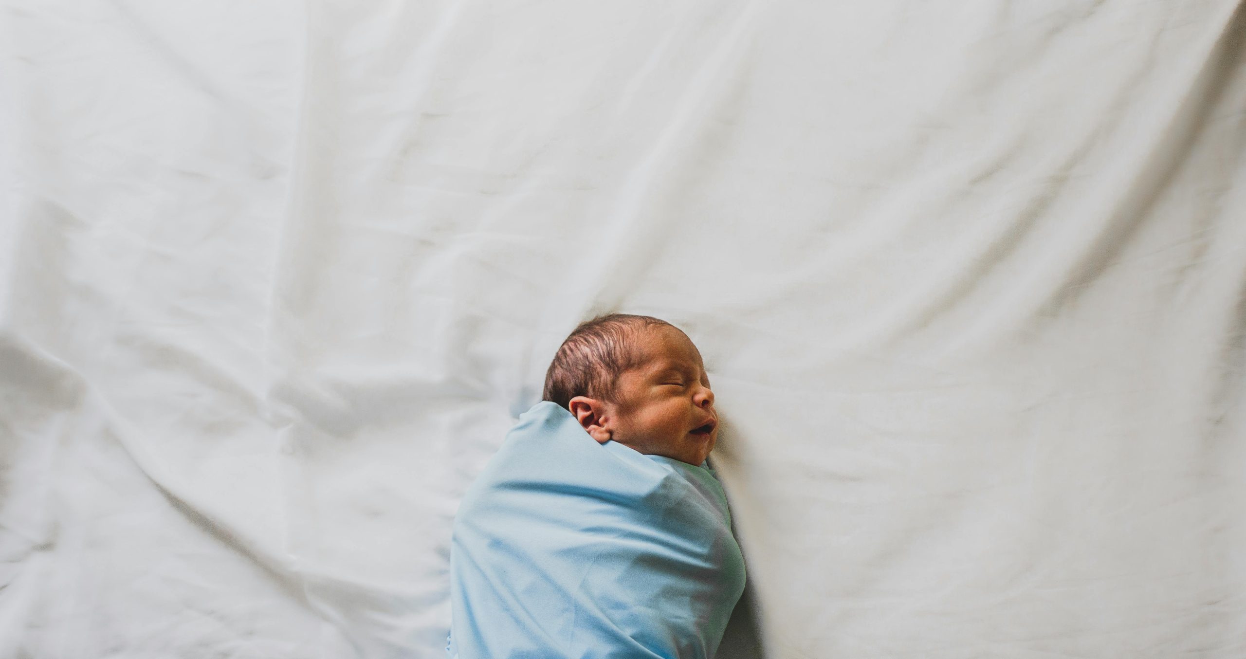 Couverture emmaillotage bébé : sécurité et douceur garanties